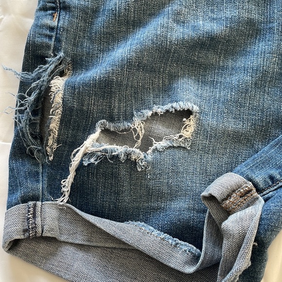 Universal Thread Boyfriend Short Mid Rise -Rips & Holes cuffed- size 14/32R - Picture 5 of 14
